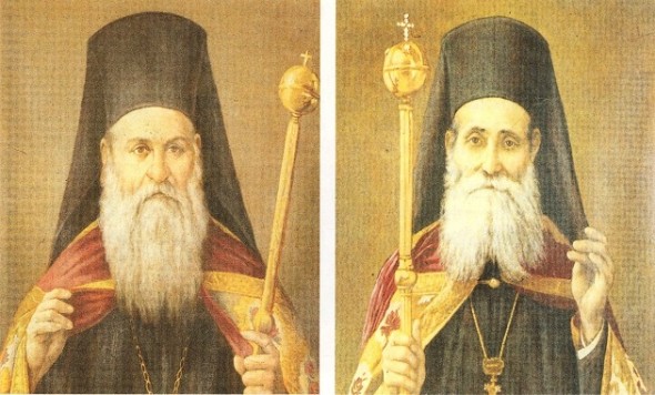 În stânga se află Chiril Papadópoulos (1854-1916), numit și Chirillátsos (Chiril cel Mare), cel care avea să devină Arhiepiscopul Chiril al II-lea, iar în dreapta Chiril Vasileíou (1859-1933), numit și Chirilloúdi (Chiril cel Mic), cel care avea să devină Arhiepiscopul Chiril al III-lea. Primul aparținea grupului «ireconciliabililor», care erau pentru unirea cu Grecia, în timp cel al doilea era în tabăra «concilianților», care erau împotriva unirii.