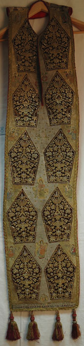 1. Epitrahil de secol XIX-XX care are capete de stolé pe toată suprafaţa lui (Mănăstirea Vatoped).