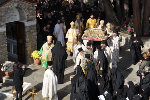 Procesiune  cu moaştele Cuviosului Geórgios Karslídis în  Mănăstirea Înaltarea Domnului, din Sipsa, Drama