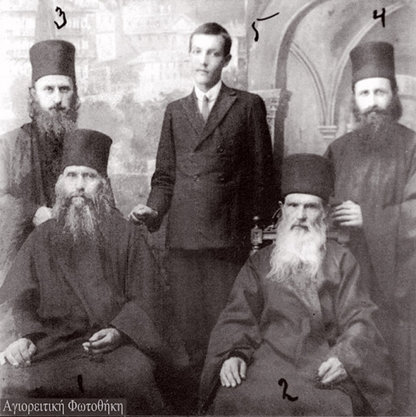 1. Sfântul Siluan 2. Monahul Casian Korepanov 3. Ierodiaconul Sofronie Saharov 4. Monahul Vassili Krivoșein 5. Studentul Roman Strizkov (foto 1933)
