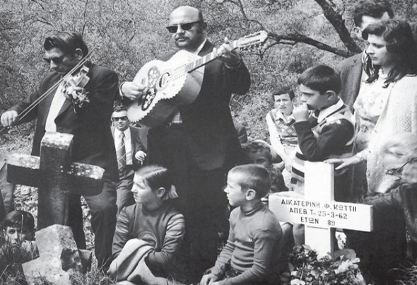 Cântec la mormânt, localitatea Gyroméri (Filiatón), 1978. Muzeul Benáki, Atena, Arhiva fotografică (Din cartea lui Kóstas Baláfas, Epir, Edit. Potamós, Atena, 2003, p. 164-165)