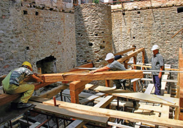 Muncitori în timpul activităţilor de reconstrucţie de la Sinodikon