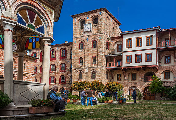 În curtea Mănăstirii Xiropotamu - foto pr. Contantin Prodan