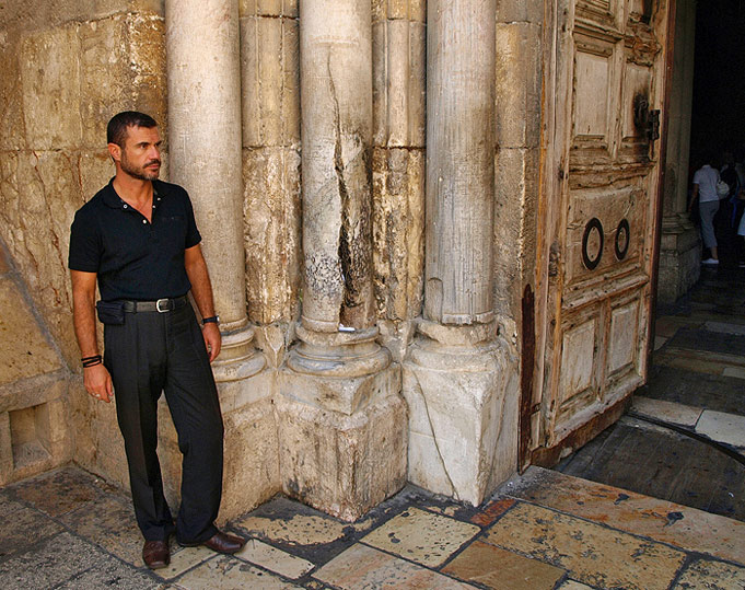 Coloana din partea stângă a uşii Bisericii Învierii care s-a crăpat şi lângă ea autorul cărţii. Despicătura are o înălţime de 1,20m şi seamănă cu o flacără care se suie în sus.