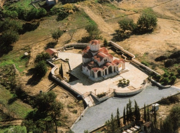 Paraclisul Sfântului Ioan Botezătorul (fotografie de sus), care s-a construit pe timpul egumeniei Maicii Harithéa, fotografie de pe iconostasul naosului mănăstirii.