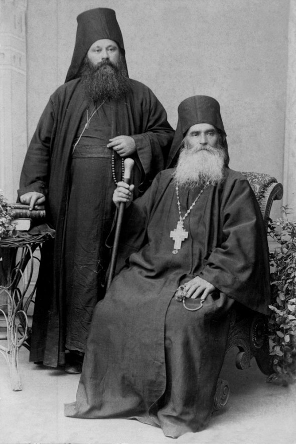 Papa-Simeon, gheronda părintelui Atanasie. A aflat la cârma mănăstirii Grigoríou timp de 46 ani (1859-1905). Datorită virtuților și jertfelor sale, după moartea sa, Moaștele i s-au umplut de mireasmă bine-mirositoare.