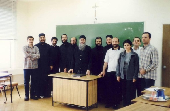Mitropolitul Nafpaktosului, Ierotheos, cu studenții din anul al III-lea la cursul de Bioetică, din cadrul Facultății de Teologie din Balamand, în 2001. Al doilea de la dreapta este actualul Decan al Facultății de Teologie, profesorul diacon Porfirie.