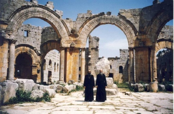 La ruinele bisericii Sfântului Simeon Stâlpnicul (2001), Mitropolitul Nafpaktosului, Ierótheos, împreună cu Mitropolitul Alepului, Pavel, care a fost răpit și despre a cărui soartă nu se mai știe nimic.