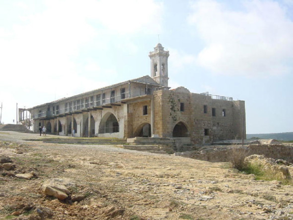 Mănăstirea istorică a Sfântului Andrei din Karpasía, aşa cum arată astăzi, în plin proces de degradare, după invadarea Ciprului de către armata turcă.