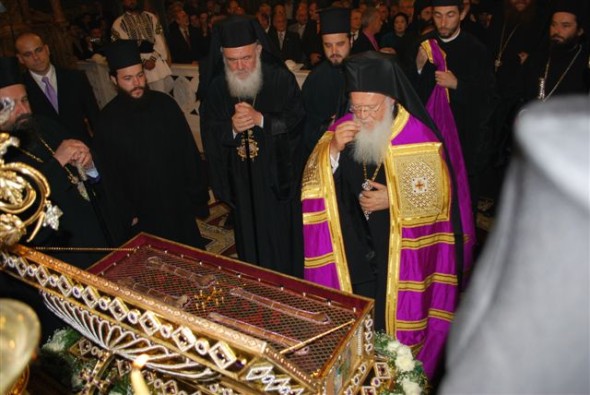 Patriarhul Ecumeni Bartolomeu I închinându-se moaştelor cuviosului Geórgios Karslídis