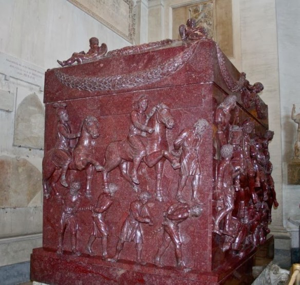 Sarcofagul Sfintei Elena. A fost realizat cel mai probabil pentru Constantin cel Mare. Călăreți romani biruitori și prizonieri barbari epuizați împodobesc de jur împrejur sarcofagul.