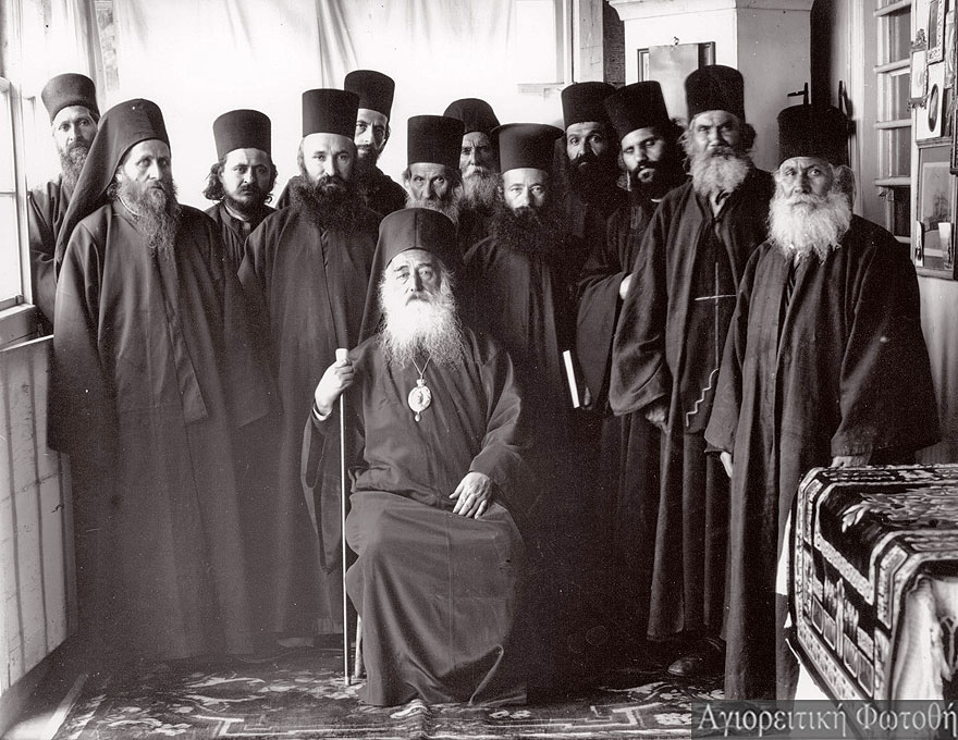 Monahii iconari Ioasafiți împreună cu patriarhul Ecumenic Ioachim al III-lea. 1900 sau 1901